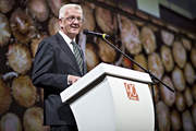 The Prime Minister of the federal state of Baden-Württemberg, Winfried Kretschmann, congratulated STIHL on the company's 90th anniversary at a gala evening at the Theaterhaus in Stuttgart.