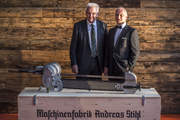 Dr. Nikolas Stihl, Chairman of the Advisory Board and the Supervisory Board showed Prime Minister Winfried Kretschmann the first two-man gasoline chain saw from 1929.