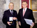2012: Hans Peter Stihl is awarded the Diesel Medal for the most successful innovation at the Deutsche Museum in Munich. From left to right: Award winner Hans Peter Stihl and laudator Dr. h.c. Erwin Teufel.