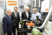 Minister President Winfried Kretschmann (3rd f.l.) was presented the first cut-off machine with electronic injection while visiting the engineering center.