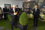 Minister President Winfried Kretschmann was able to test the STIHL HSA 66 cordless hedge trimmer on his visit.