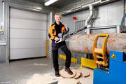 STIHL executive board chairman Dr. Bertram Kandziora with the first carbon lightweight chain saw.