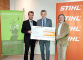 From left to right: Martin Ladach, project leader of the forest school, Dr. Bertram Kandziora, STIHL executive board chairman, and Stephen Wehner, managing director of the Bergwaldprojekt.