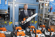 Increased engine power and a reduced weight: STIHL executive board chairman Dr. Bertram Kandziora presents the gasoline chainsaw MS 261 C-M, which was optimized by a comprehensive model update program. The professional saw is produced in Waiblingen.