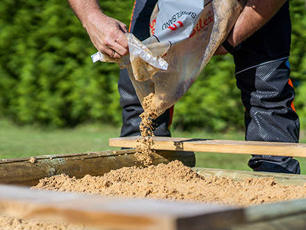 Step 7: add sand: Now your finished DIY sandpit can be filled with sand and is ready for use! Play sand is the soft and safe choice for children.