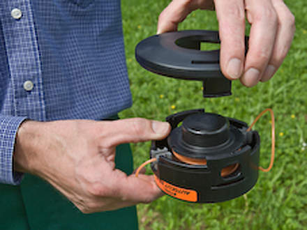 : Step 6 of 7: Closing the mowing headNow clip the base into the mowing head.