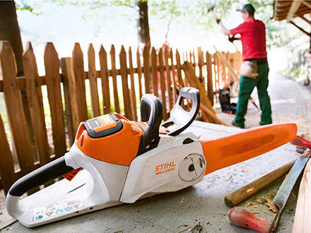 Cutting to length and building: Whether cutting boards or sawing roof joists to length, you can work professionally with the STIHL MSA 220 C even on building sites – indoors and out.