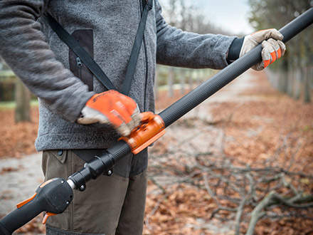 Balance the tool safely: The STIHL shaft clip can be removed and relocated using just one hand, without having to change your grip.