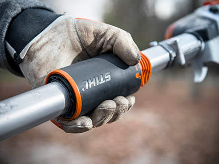Adjust the shaft length in next to no time: The STIHL 2K soft grip enables you to adjust the shaft length quickly and easily.