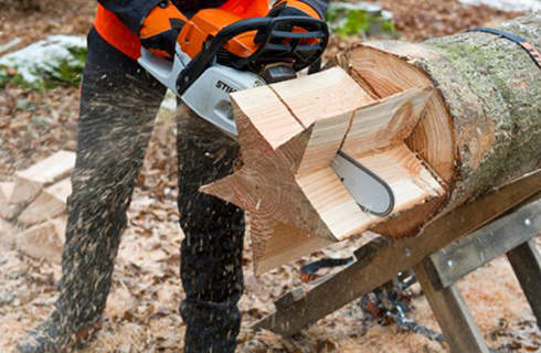 Make a wooden star: a person slices a star from a log using the STIHL MS 261 C-M chainsaw
