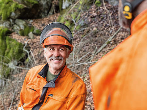 Jean-Charles Mogenet and his team often need to climb into the tree canopy for their work. With the MS 462, they now have a chainsaw that makes work easier, thanks to its lightweight structure and outstanding acceleration.